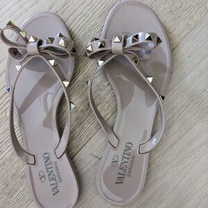Valentino Garavani Rockstud Jelly Thong Sandals - Blush (Size 38)